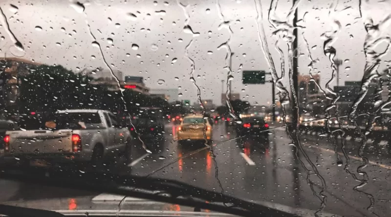 Onda tropical y vaguada provocarán aguaceros y tormentas este lunes
