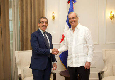Presidente Abinader recibe en el Palacio Nacional al nuevo rector electo de la UASD, Jorge Asjana David