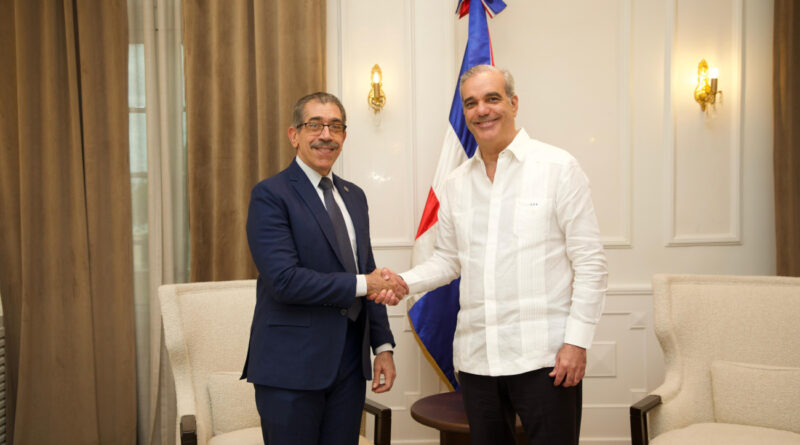 Presidente Abinader recibe en el Palacio Nacional al nuevo rector electo de la UASD, Jorge Asjana David