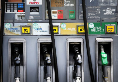 Gobierno "ajustará" precios de los combustibles y luego intentará congelarlos por tres meses