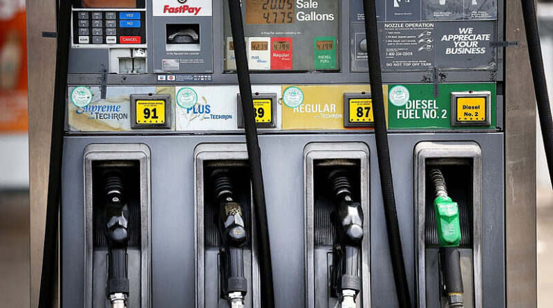 Gobierno "ajustará" precios de los combustibles y luego intentará congelarlos por tres meses