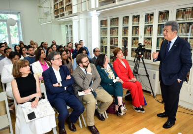 Leonel dialoga con estudiantes en Madrid sobre desafíos globales