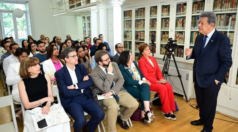 Leonel dialoga con estudiantes en Madrid sobre desafíos globales