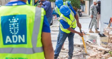 Alcaldía del DN demuele dos bancas de apuestas que operaban irregularmente en aceras