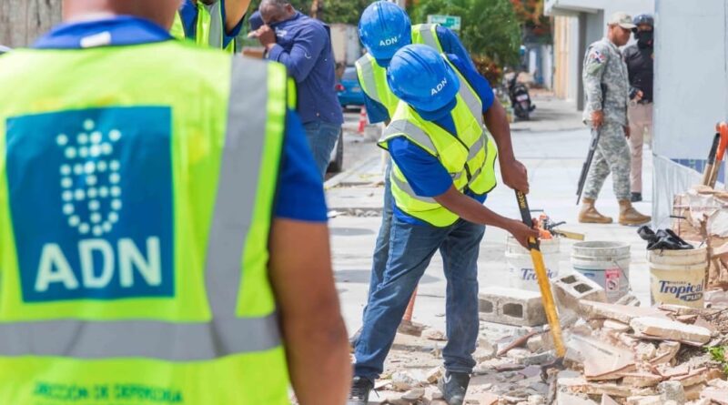 Alcaldía del DN demuele dos bancas de apuestas que operaban irregularmente en aceras