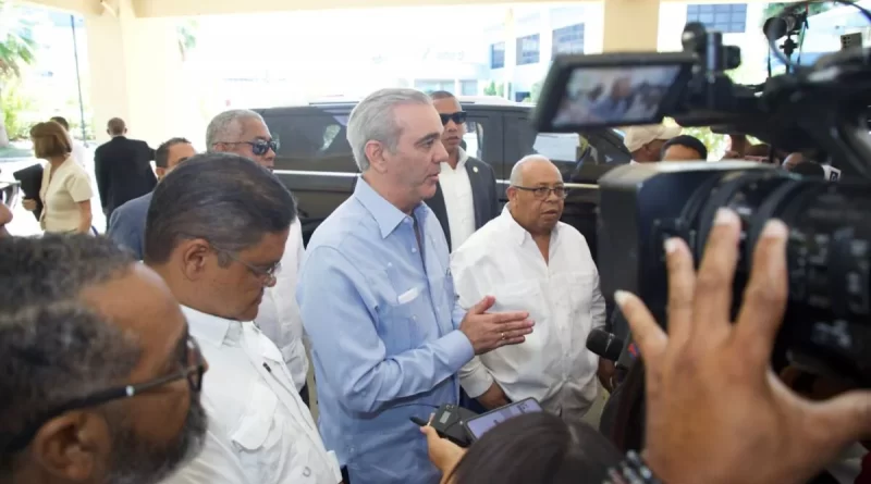 Abinader reitera posición del Gobierno de mantener la cesantía y llama al consenso