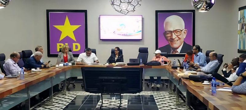 PLD insiste en "consulta interna" pese a advertencia de la JCE sobre su legalidad PLD insiste en "consulta interna" pese a advertencia de la JCE sobre su legalidad