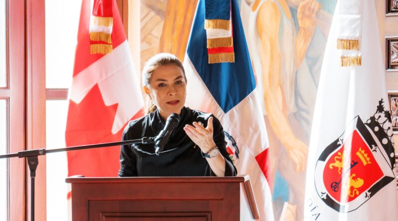 Carolina Mejía y embajadora Jacqueline DeLima encabezan acto por el Día de Canadá Carolina Mejía y embajadora Jacqueline DeLima encabezan acto por el Día de Canadá