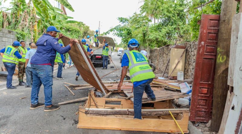 Carolina ordena retirar infraestructuras y recuperar aceras ocupadas irregularmente en Arroyo Hondo Carolina ordena retirar infraestructuras y recuperar aceras ocupadas irregularmente en Arroyo Hondo