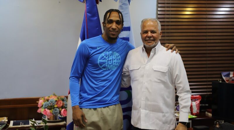 Administrador de EGEHID recibe visita baloncestista Jassel Pérez